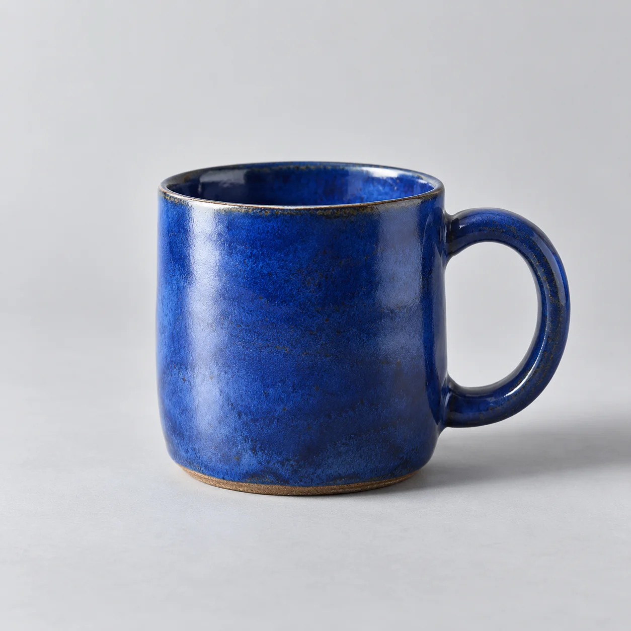 Kobaltblaue Keramiktasse mit weicher Glasur